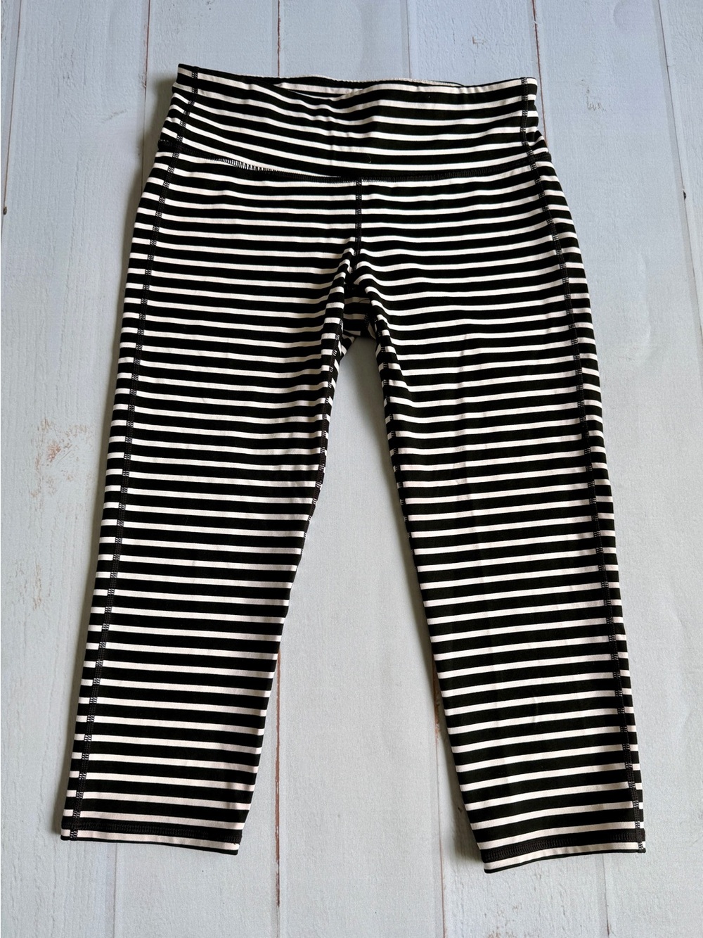 Athleta Black White Striped Capri Leggings Size Medium Cropped Yoga Pants